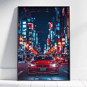 Könnte beinhalten: Ein rotes Sportwagen fährt nachts durch eine hell erleuchtete Straße in Tokio, Japan. Das Auto hat ein japanisches Nummernschild mit der Aufschrift "33-13".