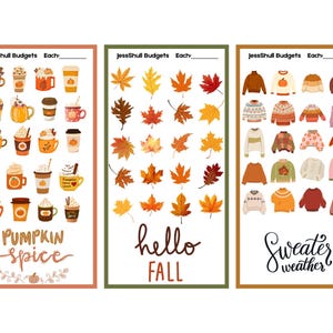Può includere: Tre fogli di adesivi stampabili con disegni a tema autunnale. Il primo foglio presenta illustrazioni di latte alla zucca speziata. Il secondo foglio ha foglie autunnali. Il terzo foglio ha maglioni con il testo "Sweater Weather".