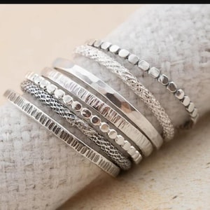 Bellissimo anello impilabile in argento sterling fatto a mano: fascia martellata