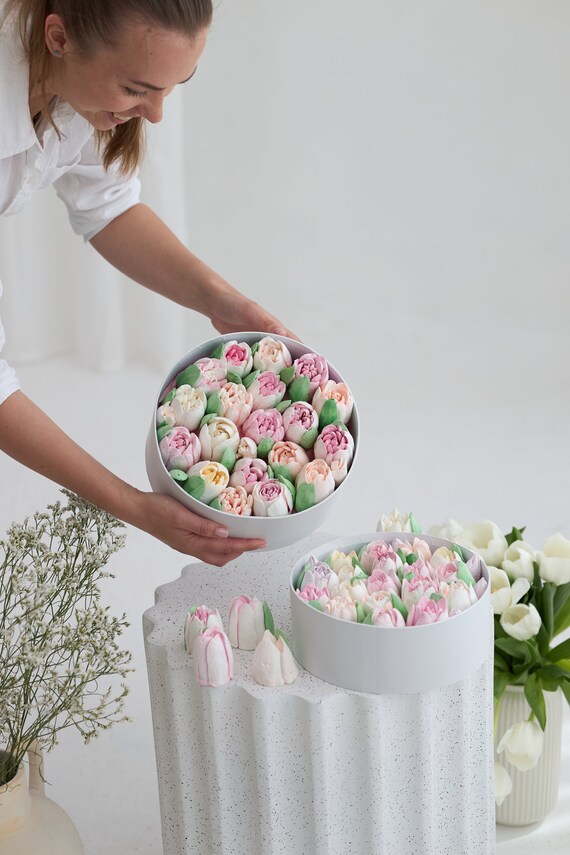 BUNDLE of 10 Zephyr Flower Pattern Plates, Marshmallow