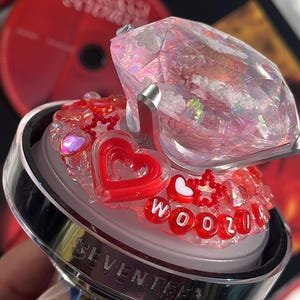 ZAMÓW W PRZEDSPRZEDAŻY Seventeen Woozi „Ruby” Inspired Caratbong Lightstick Island Crown Kpop Deco