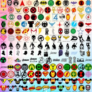 以下が含まれることがあります： バットマン、スーパーマン、スパイダーマン、アイアンマン、キャプテンアメリカなどの人気キャラクターを含む、100のスーパーヒーローロゴのカラフルなグリッド。ロゴは赤、青、黄、緑、黒など、さまざまな色で表示されています。