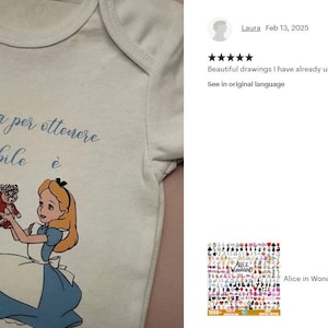 Peut inclure: Un body blanc pour b&eacute;b&eacute; avec une illustration bleue et blanche d'Alice au pays des merveilles tenant un lapin en peluche rouge. Le body porte le texte italien "L'unica via per ottenere l'impossibile &egrave; pensare che sia possibile".