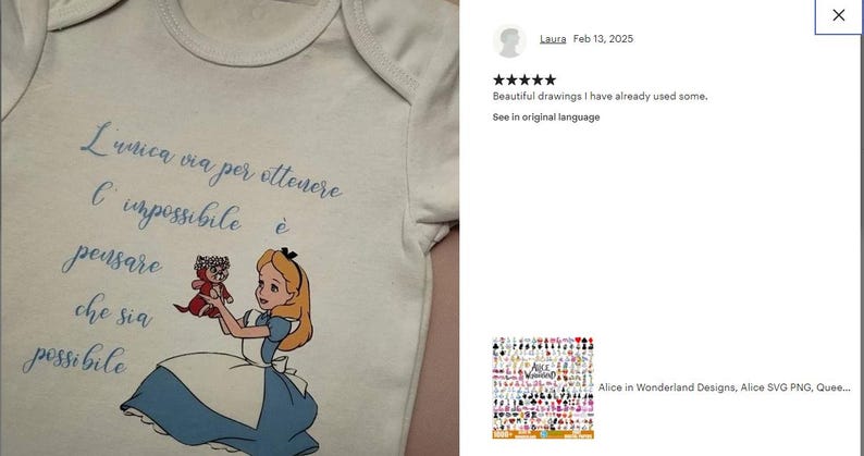 Peut inclure: Un body blanc pour b&eacute;b&eacute; avec une illustration bleue et blanche d'Alice au pays des merveilles tenant un lapin en peluche rouge. Le body porte le texte italien "L'unica via per ottenere l'impossibile &egrave; pensare che sia possibile".