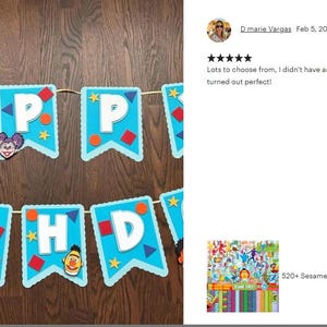K&ouml;nnte beinhalten: Ein blaues und wei&szlig;es Banner mit den Worten "Happy Birthday" in wei&szlig;en Buchstaben. Das Banner ist mit bunten geometrischen Formen und Sesamstra&szlig;e-Charakteren verziert.