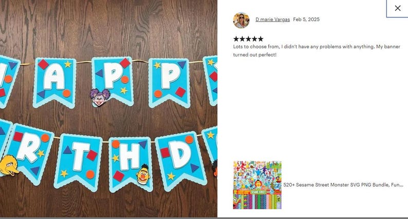 K&ouml;nnte beinhalten: Ein blaues und wei&szlig;es Banner mit den Worten "Happy Birthday" in wei&szlig;en Buchstaben. Das Banner ist mit bunten geometrischen Formen und Sesamstra&szlig;e-Charakteren verziert.