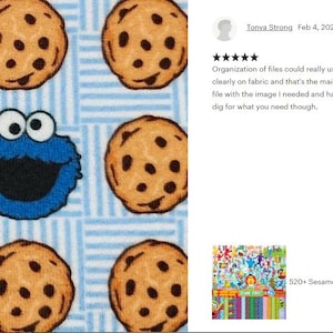 K&ouml;nnte beinhalten: Blauer Sesamstra&szlig;e-Charakter Cookie Monster auf wei&szlig;em Hintergrund mit blau-wei&szlig;em Streifenmuster. Der Hintergrund ist mit braunen Keksen mit Schokoladenst&uuml;ckchen bedeckt.
