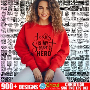 Puede incluir: Una sudadera roja con el texto "Jes&uacute;s es mi superh&eacute;roe" en negro. La sudadera est&aacute; rodeada de un collage de varias citas y frases cristianas.