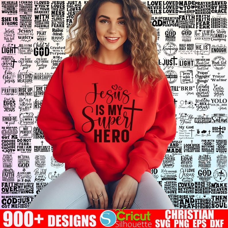 Puede incluir: Una sudadera roja con el texto "Jes&uacute;s es mi superh&eacute;roe" en negro. La sudadera est&aacute; rodeada de un collage de varias citas y frases cristianas.