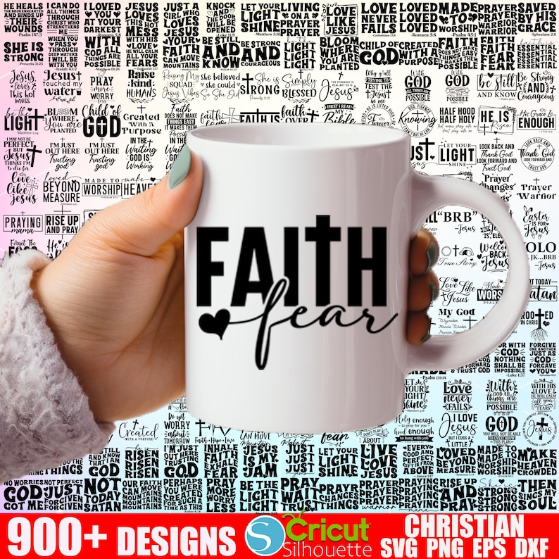 Puede incluir: Una taza de caf&eacute; blanca con un dise&ntilde;o negro que dice "FAITH over fear" con un coraz&oacute;n entre las palabras. La taza est&aacute; siendo sostenida por una mano. El fondo es un collage de citas cristianas inspiradoras.