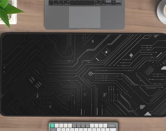 Könnte beinhalten: Eine schwarze Mausmatte mit einem weißen Schaltkreisdesign. Die Mausmatte liegt auf einem Holztisch mit einem Laptop, einer Tasse Kaffee und einer weißen kabellosen Maus.