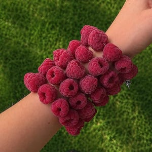 Handgjorda polymerlera hallonbär örhängen armband halsband allergivänliga pärlor rostfritt stål sommarsmycken