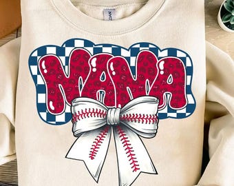 Peut inclure: Un sweat-shirt crème avec un motif rouge et bleu du mot "MAMA" dans un motif à carreaux avec un nœud blanc et rouge sur le thème du baseball.