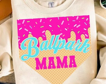 Mamá de béisbol y sóftbol con goteo PNG, Mamá de estadio PNG, Goteo de helado, Día de juego PNG, Mamá deportiva PNG, Mamá de béisbol a cuadros PNG, Mamá de sóftbol