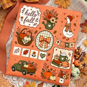 Puede incluir: Una tela naranja con un patrón repetitivo de ilustraciones temáticas de otoño que incluyen un ganso con bufanda, un camión verde con calabazas, una cesta de calabazas, una regadera con flores, un lazo y el texto hello fall.