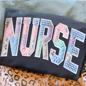 Faux quiltad sjuksköterska png, lapptäcke GrandmaCore omvårdnad sublimeringsdesign, falskt broderad sjuksköterskeskjortadesign, sjuksköterskepresent, retro sjuksköterska png