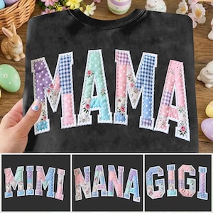 Könnte beinhalten: Schwarzes Sweatshirt mit dem Wort "MAMA" in Patchwork-Buchstaben. Die Buchstaben bestehen aus verschiedenen floralen und gemusterten Stoffen in Pastellfarben. Darunter befinden sich drei weitere Sweatshirts mit den Wörtern "MIMI", "NANA" und "GIGI" im gleichen Stil.