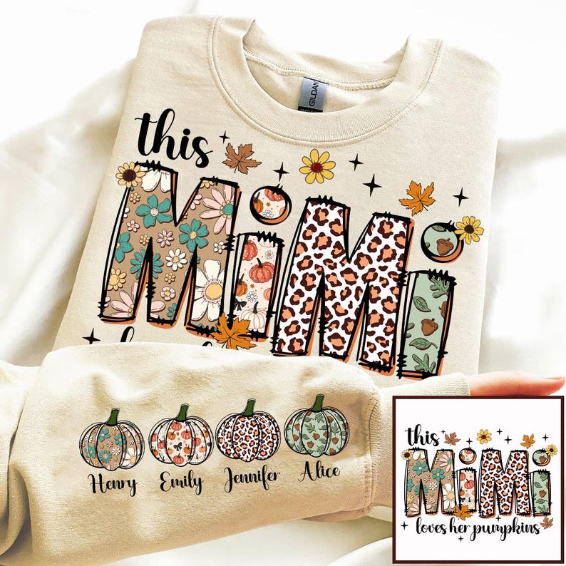 Puede incluir: Una sudadera beige con el texto "this Mimi loves her pumpkins" en un dise&ntilde;o floral y de leopardo. La sudadera tiene cuatro calabazas con los nombres "Henry", "Emily", "Jennifer" y "Alice" impresos debajo.