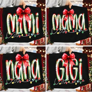 Puede incluir: Bolsas de mano negras con las palabras "Mimi", "Mama", "Nana" y "Gigi" en una fuente festiva. Cada bolsa presenta un lazo rojo y una guirnalda de luces navideñas. Las bolsas se muestran sobre un fondo festivo.