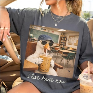 Puede incluir: Un letrero de madera rústica con el texto "Welcome to our home" en letras blancas. El letrero presenta un acabado envejecido y un diseño sencillo y acogedor, ideal para un porche o entrada.