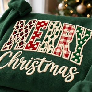 Puede incluir: Una sudadera verde oscuro con la palabra MERRY en letras grandes con patrones variados que incluyen estampado de leopardo, lunares rojos, árboles verdes, cuadros rojos y lunares verdes, con la palabra Christmas en letra cursiva blanca.