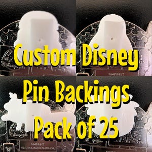 Op de afbeelding: Een pakket van 25 aangepaste Disney-pin-achterkanten. De afbeelding toont vier Disney-spelden met witte plastic pin-achterkanten. De tekst "Custom Disney Pin Backings Pack of 25" is geel overgelegd.