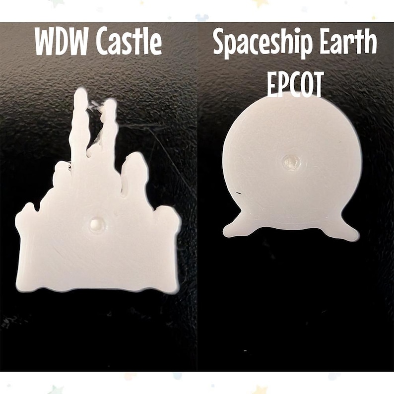 Op de afbeelding: Twee witte plastic ornamenten. E&eacute;n is een kasteel met de tekst "WDW Castle" erboven. De andere is een bol met drie poten, met de tekst "Spaceship Earth EPCOT" erboven. Beide staan op een zwarte achtergrond.