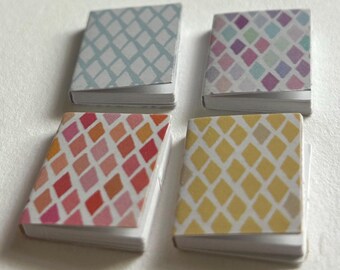 Libros coloridos en miniatura - 4 piezas