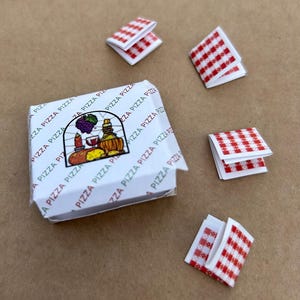Caja de pizza y servilletas en miniatura para casa de muñecas