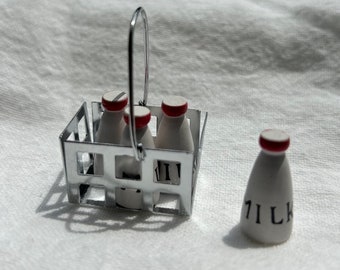 Caja de leche en miniatura con botellas