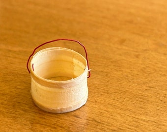 Miniatuur rieten mand