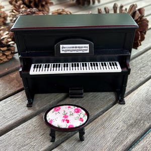 Miniaturowe czarne pianino ze stołkiem