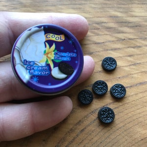 Lata en miniatura de casa de muñecas con galletas: el tipo que elijas