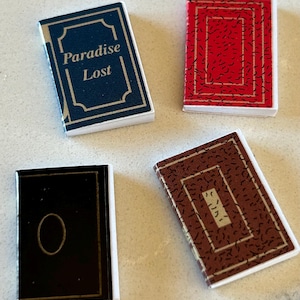 Libros en miniatura para casas de muñecas (4 piezas)