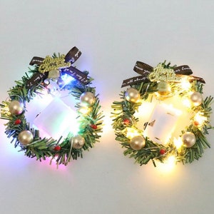 Couronne de joyeux Noël miniature pour maison de poupée avec lumières - couleur au choix