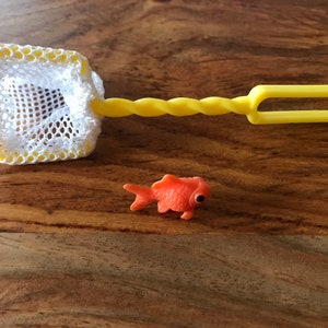 Miniatur-Fischernetz mit Fisch