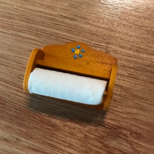 Porta-toalha de papel em miniatura para casa de bonecas