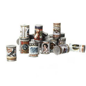 Può includere: Una collezione di lattine in miniatura con varie etichette vintage. Le lattine presentano immagini di pesce, tè e altri prodotti. Le lattine sono alte circa 2,5 cm.