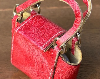 Bolso de mano rojo en miniatura