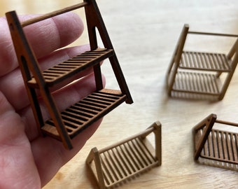 Könnte beinhalten: Vier Holzregale mit Leiterdesign. Die Regale sind aus braunem Holz und haben ein Latten-Design. Die Regale sind alle unterschiedlich groß und in einem versetzten Muster angeordnet.