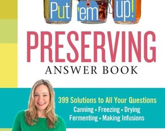 Puede incluir: Una portada de libro con un título rojo "PRESERVING ANSWER BOOK" y un subtítulo "399 Solutions to All Your Questions Canning. Freezing. Drying Fermenting. Making Infusions" con una mujer sosteniendo un tazón de tomates rojos y un colador verde. La portada del libro presenta tres frascos con etiquetas que dicen "Put 'em up!"