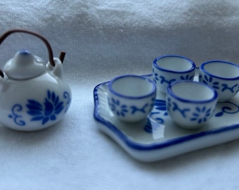 Set da tè in ceramica per casa delle bambole, scala 1:12, con teiera e tazze in miniatura a tema floreale, set da 15 pezzi - A062 - Italia