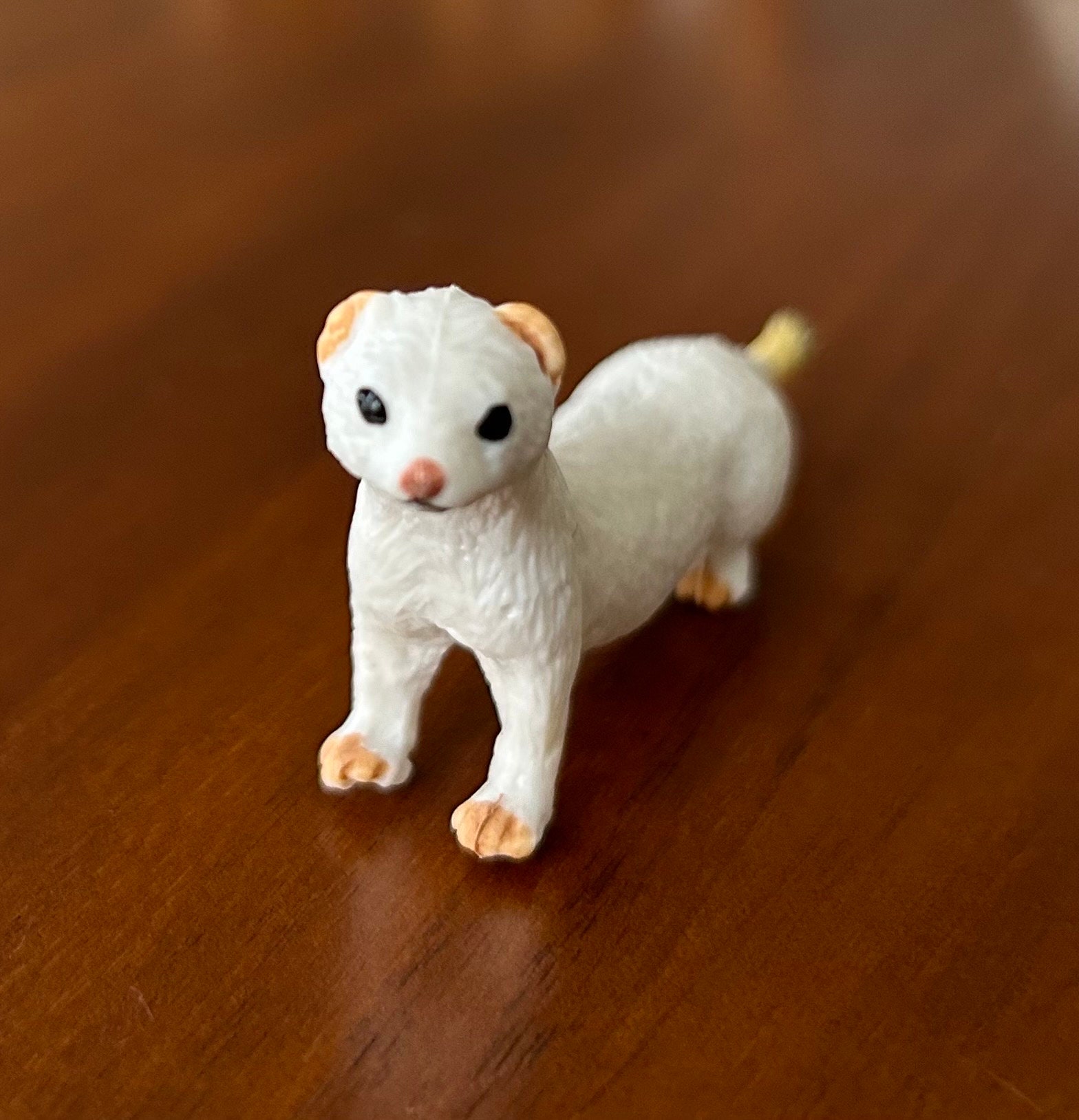 WESIEVYA Statuetta di Furetto in Plastica di Simulazione, Giocattolo Educativo per Bambini, Decorazione Leggera per Cameretta, Scuola e Casa, Figura Animale Selvatico Portatile