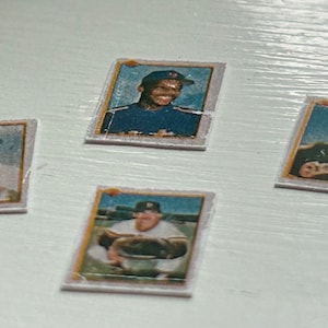 Carte da baseball in miniatura per casa delle bambole