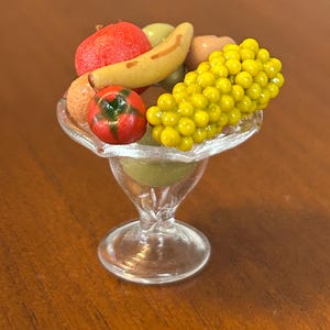 Ciotola di frutta in vetro in miniatura per casa delle bambole