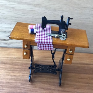 Poppenhuis Miniatuur Naaimachine - type naar keuze