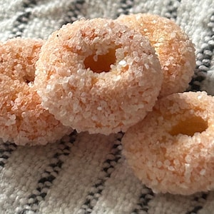 Ciambelle zuccherate in miniatura per casa delle bambole - 4 pezzi
