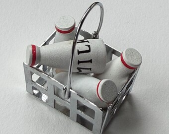 Caja de leche en miniatura con botellas