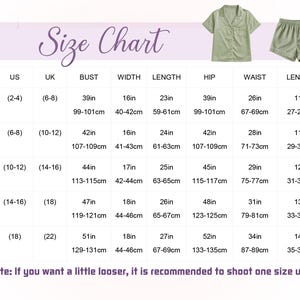 Op de afbeelding: Maattabel voor een pyjamaset, met afmetingen in inches en centimeters. De tabel bevat maten S tot 2XL, met borst-, breedte-, lengte-, heup-, taille- en lengtematen. De tabel bevat ook een opmerking over de maatvoering.