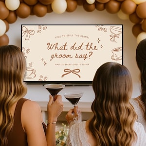 Puede incluir: Una escena de despedida de soltera con tres mujeres mirando una pantalla de televisión. La pantalla muestra el texto "What did the groom say?" con ilustraciones de tazas de café y lazos. Globos marrones y crema decoran el fondo. Dos mujeres sostienen copas de martini.